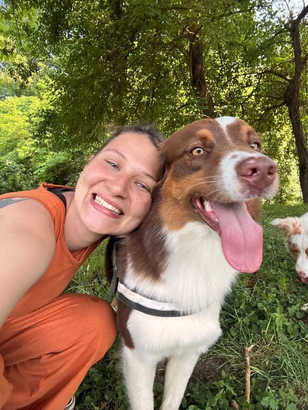 Giada con un cane durante un momento di educazione cinofila